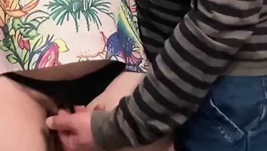 Bu kız herkesin içinde amını ovmama izin veriyor