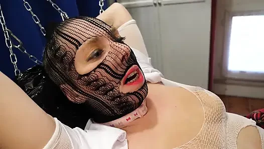 Kika ve ziliam lezbo bdsm: ziliam kika'yı küçük itaatkar bir domuzcuk gibi sikiyor.