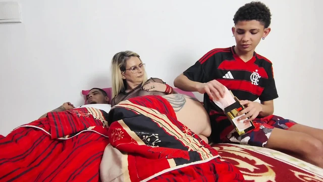 Пасынок трахает мачеху, ее муж возбужденно смотрит