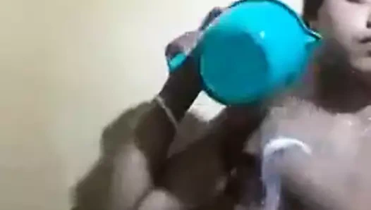 Desi yenge gösterme ona göğüsler ve kedi içinde banyo