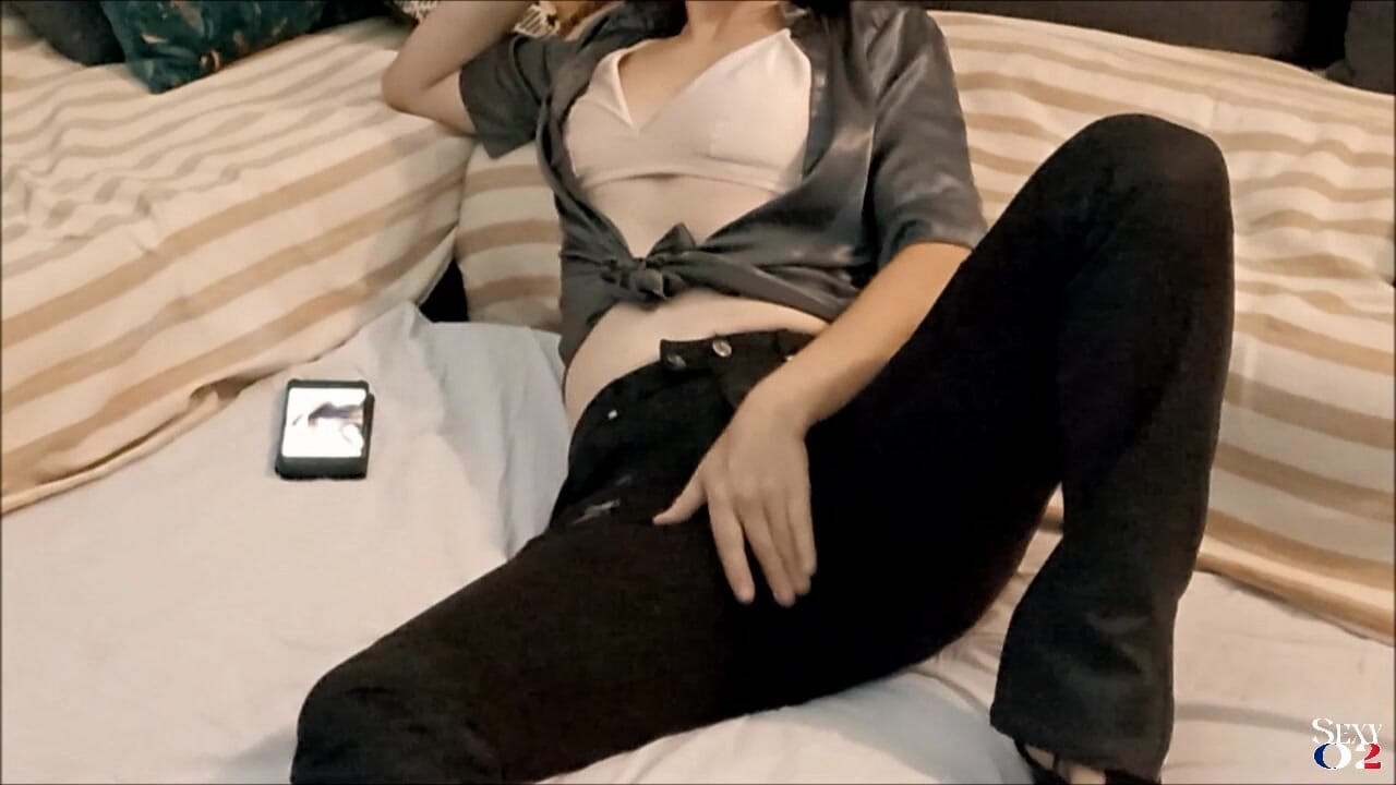 Ben, seksi o2, siyah deri pantolonlu, bej sutyen, gri saten gömlek, topuklu ayakkabılar ve saten külotum pantolonumdan biraz sarkıyor.