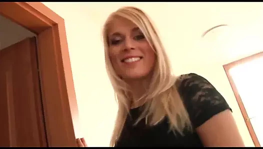 Çekici bebeğin amcığı en iyi pozisyonlarda sikiliyor