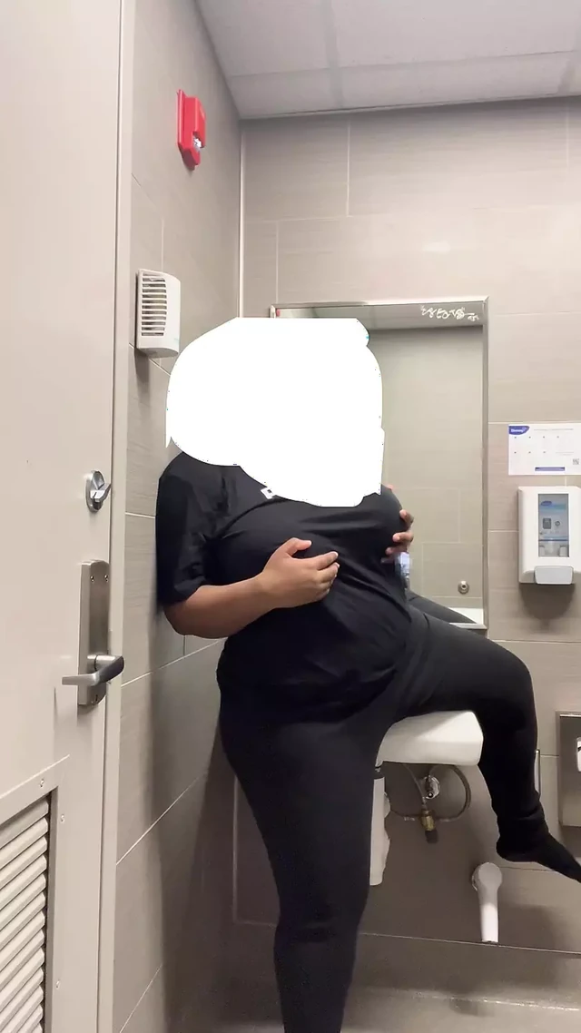 СТОП это ты стучишь? Я пытаюсь засунуть дыру в моих леггинсах!