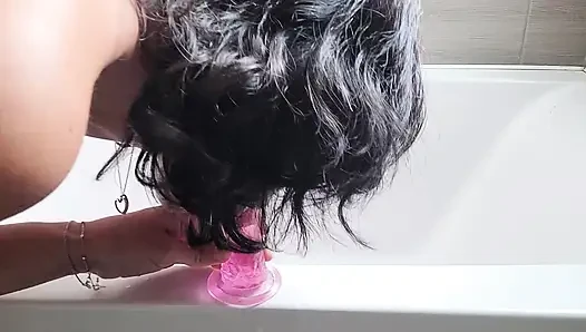 Orta yaşlı seksi kadın banyoda kendine zevk veriyor