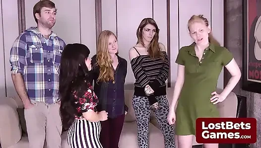 Striptiz Rock Kağıt Makas eğlenceli ve flört etmek için bir yol