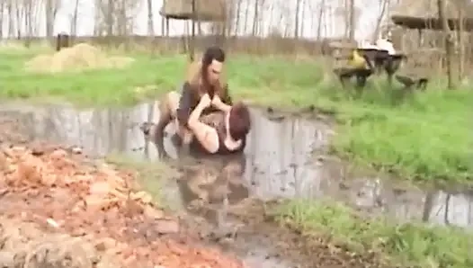 Vahşi çamur güreşi sert yatak odasında sekse dönüşüyor