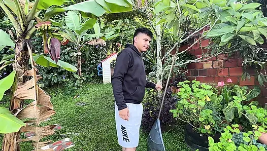Ev bahçıvanım beni mastürbasyon yaparken görüyor ve azıyor, bu yüzden büyük yarağını sokmama izin vererek onu memnun etmeye karar veriyorum.