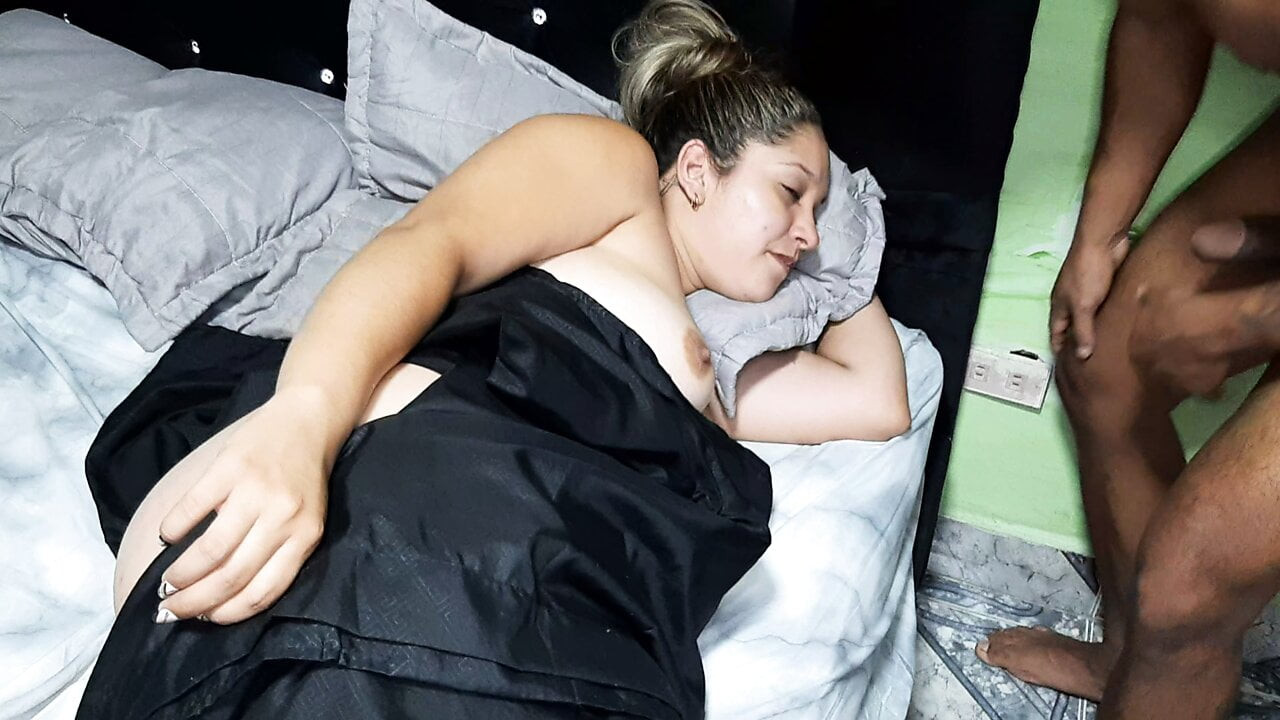 Bana lezzetli bir oral seks yapması için üvey kardeşimi uyandırıyorum.