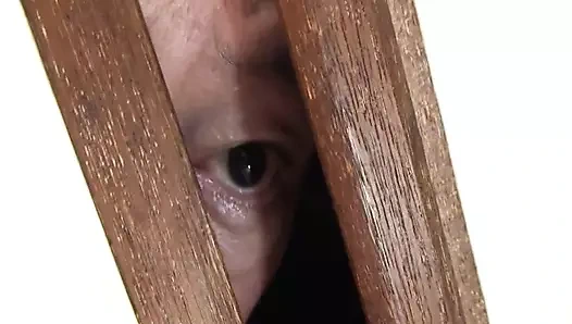 Japon genç kız çalısını memnun ediyor ve yaşlı adam izlerken bir adam tarafından pompalanıyor