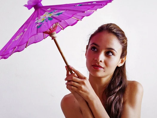 Fedra mor bir şemsiye ile onu kedi oynuyor