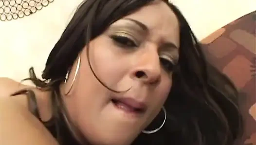 Büyük götlü zenci sürtük büyük beyaz yarağa biniyor