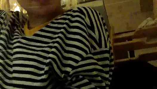 Nazik güzel akşam striptiz. yakın çekim