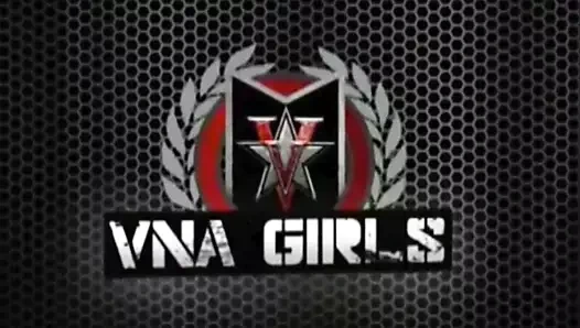 Büyük titty anne charlee kovalamaca ve chichi medina bir dick emmek!