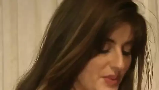 İki süper seksi Alman hatun birbirlerinin sıkı deliklerini memnun ediyor