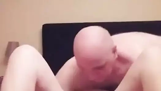 Kızın ıslak amına eller ve dildoyla onu yalıyorum ve okşıyorum