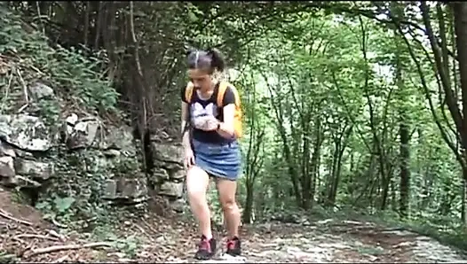 Edepsiz yaşlı domuz sevimli bir genç kızla sikişiyor