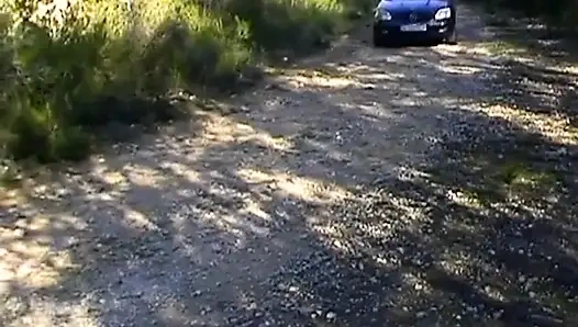 Ateşli genç esmer otostopçuya özel bir yolculuk yapıyor