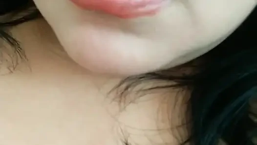 Çok fazla yarakla çok filizlenmiş ve kırmızı bir coo