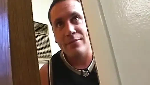 Sıska sarışın hatun parmaklanıyor ve sert sikiliyor