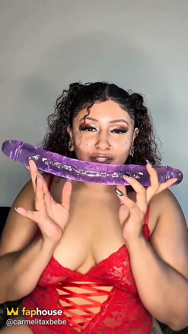 Yapay penisle oynayan solo anal latin