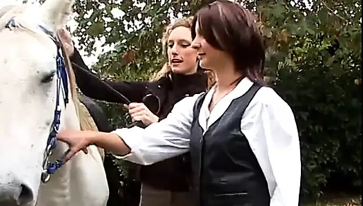 İki fahişe kıçından sert alıyor