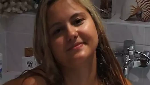 Junges Teen im Badezimmer gefilmt