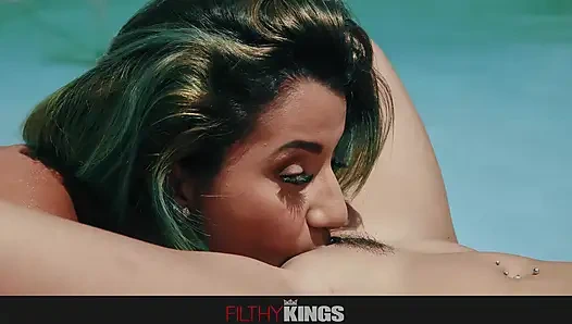 Pis tabu - havuz kenarında yağlanmış üvey kız kardeşler xxlayna ve roxie lezbiyen 69