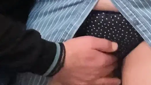 Ateşli sulu amcık metroda tamamen yabancı tarafından parmaklanıyor