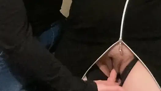 Aman tanrım! Metroda elbisenin altına giriliyor! Parmaklar yabancı elbisenin altında