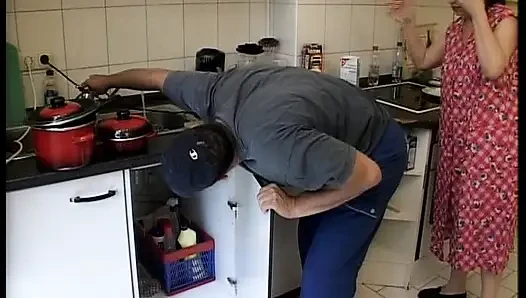 Azgın Alman evli kadın tamirciyi baştan çıkarıyor ve sikiyor