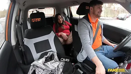 Fake Driving School - Nataly Gold попадает в машину, не надевая трусики