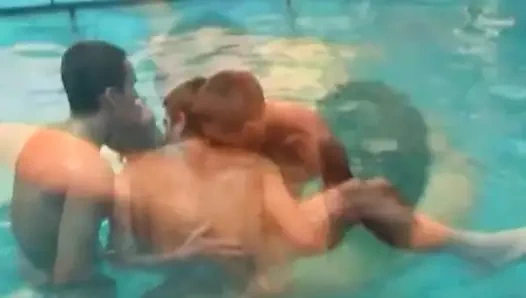 Sıska twinks vardır anal beceriyor içinde vahşi havuz alem