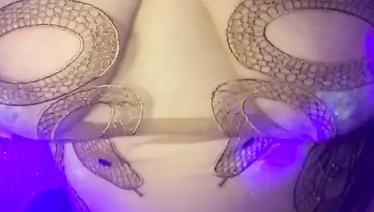 İri güzel kadın missy x bir hayranı için mastürbasyon yapıyor