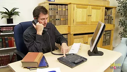 Patron sarışın sürtüğü sikmek için çalışmaya ara veriyor