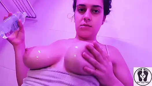 Duşta ıslak ve dağınık tam vücut yağlanmış göğüsler göt amcığı