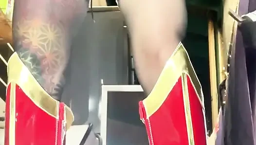 Sevimli kadın oğlan büyük dildo almak için götünü genişletiyor!