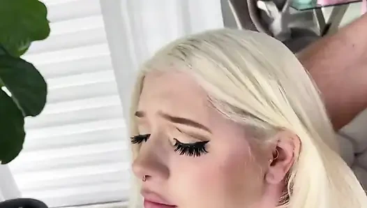 Gia oh my geri döndü ve gökkuşağı çorapları içinde büyük yarağıma binmeye hazır ve hatta tam nelson deneyimini alıyor