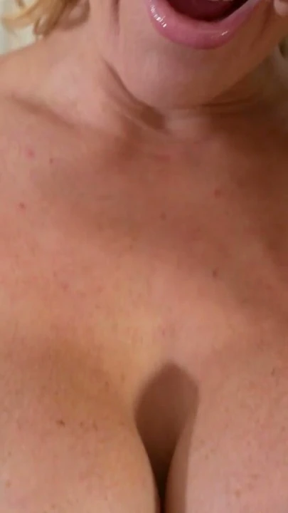 MilfTrip MILF Baştan Çıkarma Sahnesi - İri Göğüslü İngiliz Sarışın | Bölüm 1