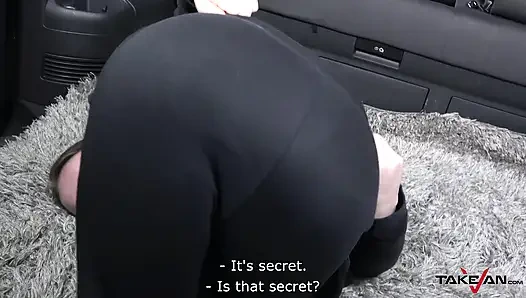 Sıska sürtük minibüste büyük bir göt üzerinde küçük göğüslerini sallıyor