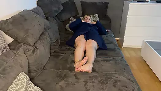 Bonie ve Clyde duştan sonra ıslak, kanepede mastürbasyon titreyen twitch inliyor birden fazla orgazm amcığı parmaklıyor