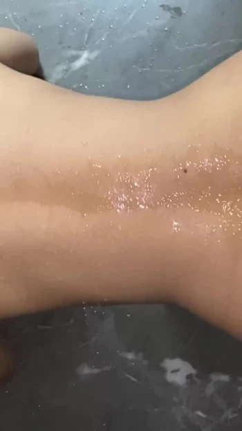 Захватывающий момент из "Я трахнул подругу моего друга в ванной, также мочился на девушку"