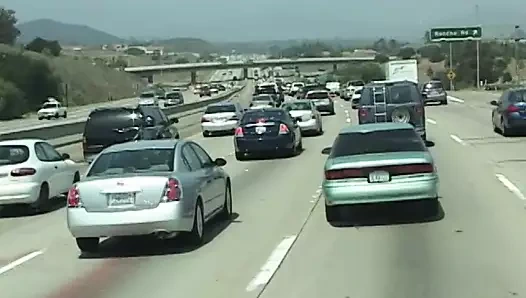 Dövmeli esmer fahişe minibüste edepsizce sikişmeye karar verdi