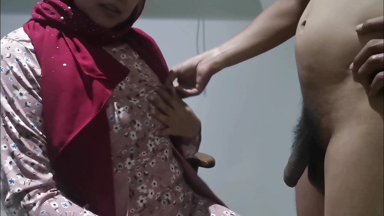 Kayınbiraderi içeri girmeden önce erkek arkadaşıyla görüntülü görüşme.