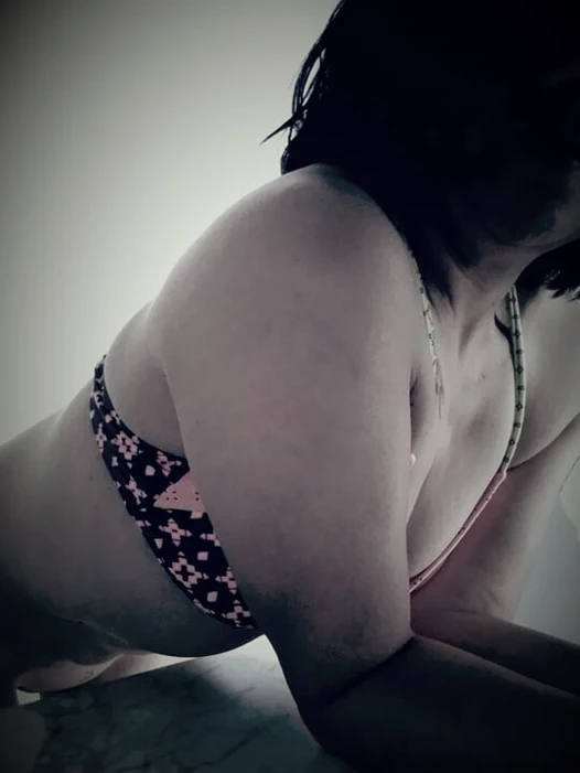 Ateşli fahişe Dulceivanka klitorisini ovuyor