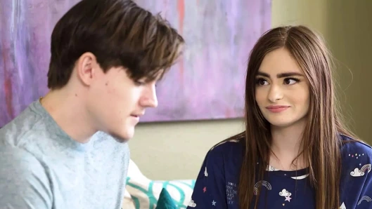 Abla takası - ateşli genç kızlar saf üvey kardeşlerine kızlarla nasıl gol atılacağını gösteriyor