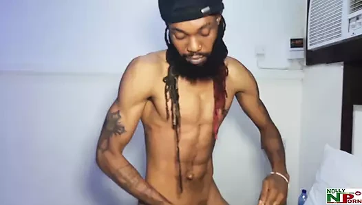 Ladygold çilekle azdırıyor ve büyük uzun yarağı tarafından sikiliyor