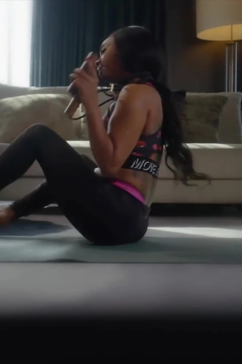 Derin. Oyuncu kız Carmen Caliente farklı bir oyun oynuyor