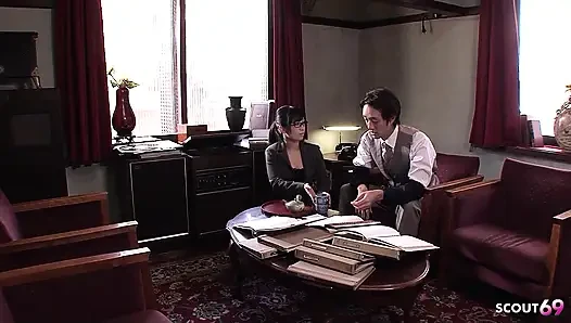 Japon gözlüklü sekreter genç kız sansürsüz jav pornoda yaşlı adamın şişman yarağını emmesi için baştan çıkarıyor