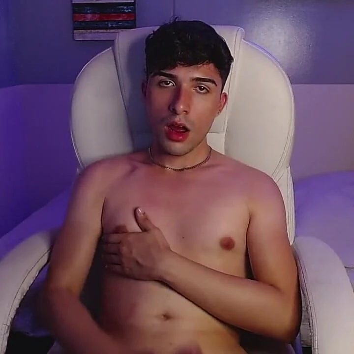 Mastürbasyon yaparken ve boşalıyorken porno izliyorum