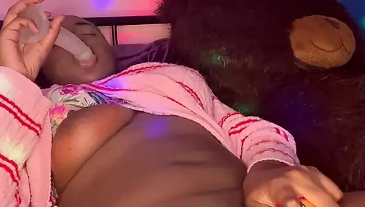 Yalnız zenci kız, kıllı amcık ve seks oyuncakları